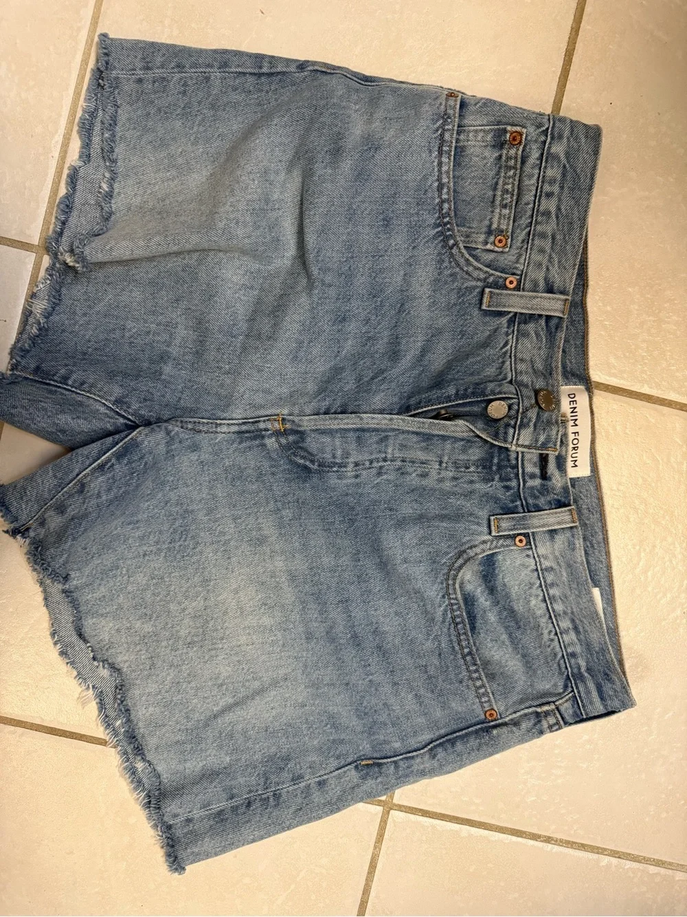 DENIM FORUM- Aritzia Light Wash Frayed Hem Denim Shorts